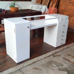 Mueble de manicura con enchufes